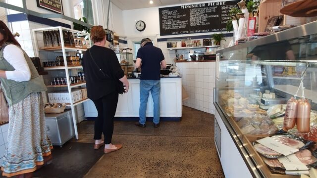 011529f1a55e077c08f01edc5791c022_-victoria-macedon-ranges-shire-kyneton-monsieur-pierre-03-5422-1136html-1.jpg
