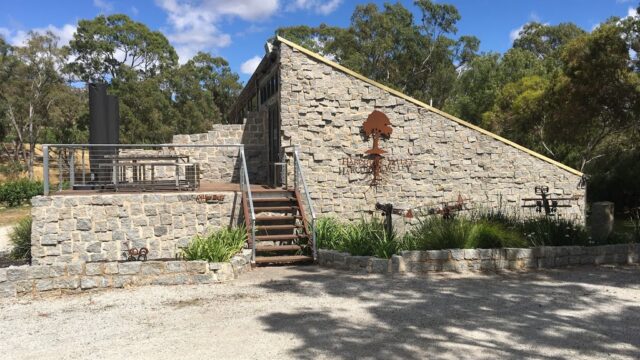 15f08967275975f02d2d77d93ba4ebb5_-victoria-mount-alexander-shire-harcourt-harcourt-valley-vineyards-03-5474-2223html.jpg